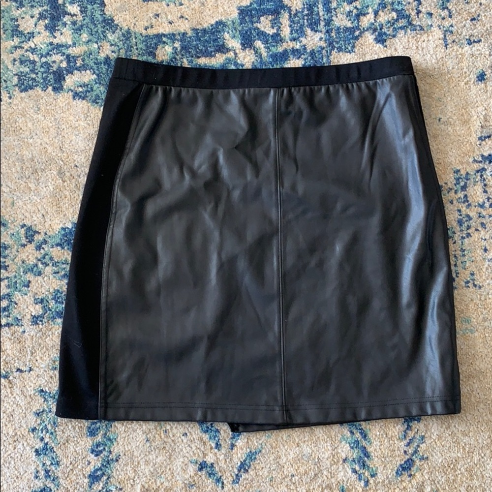 Black faux-leather miniskirt - Picture 2 of 4